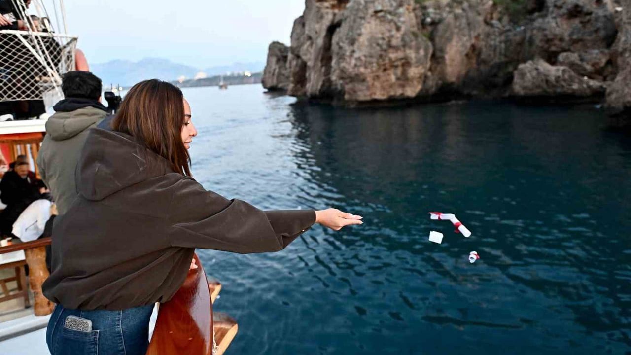 Antalya'da Hıdırellez Geleneği: Kaleiçi Yat Limanı'ndan Dilekler Akdeniz'e Bırakıldı