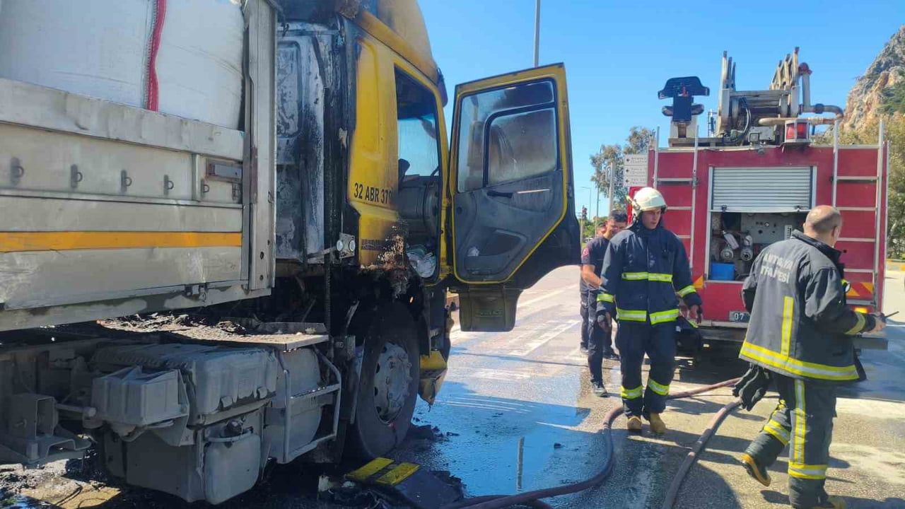 Antalya'da kırmızı ışıkta bekleyen çimento yüklü tırda yangın, itfaiye kısa sürede müdahale etti