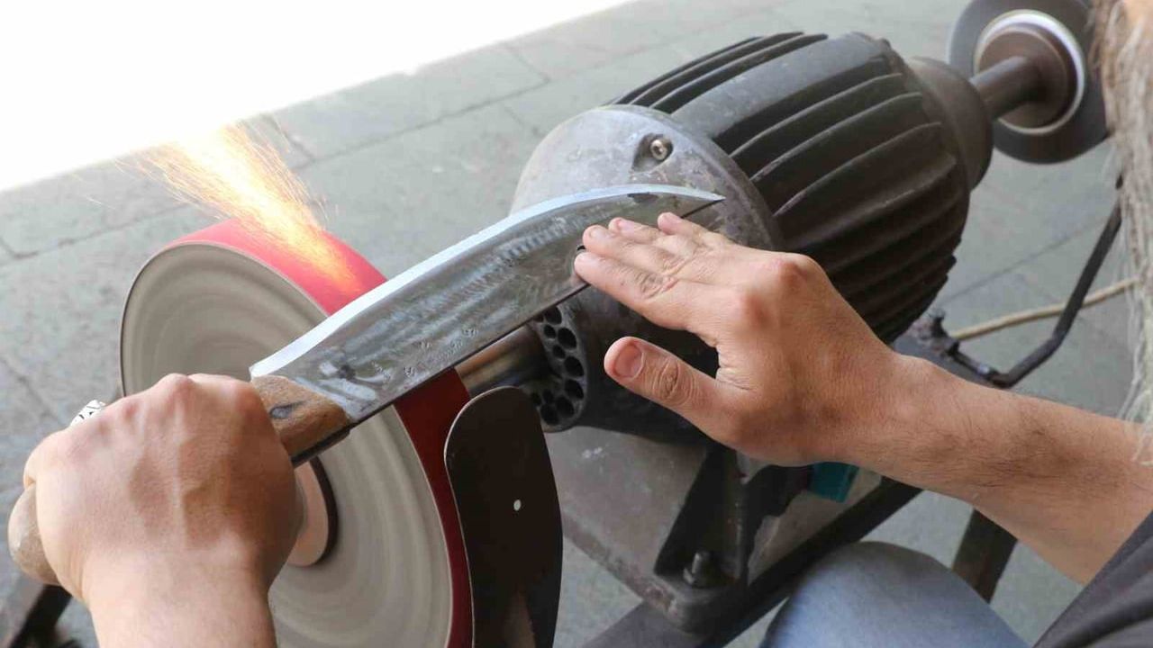 Antalya'da Kurban Bayramı Öncesi Bıçakçılarda Yoğun Mesai: Bileme ve Satışlar Artıyor