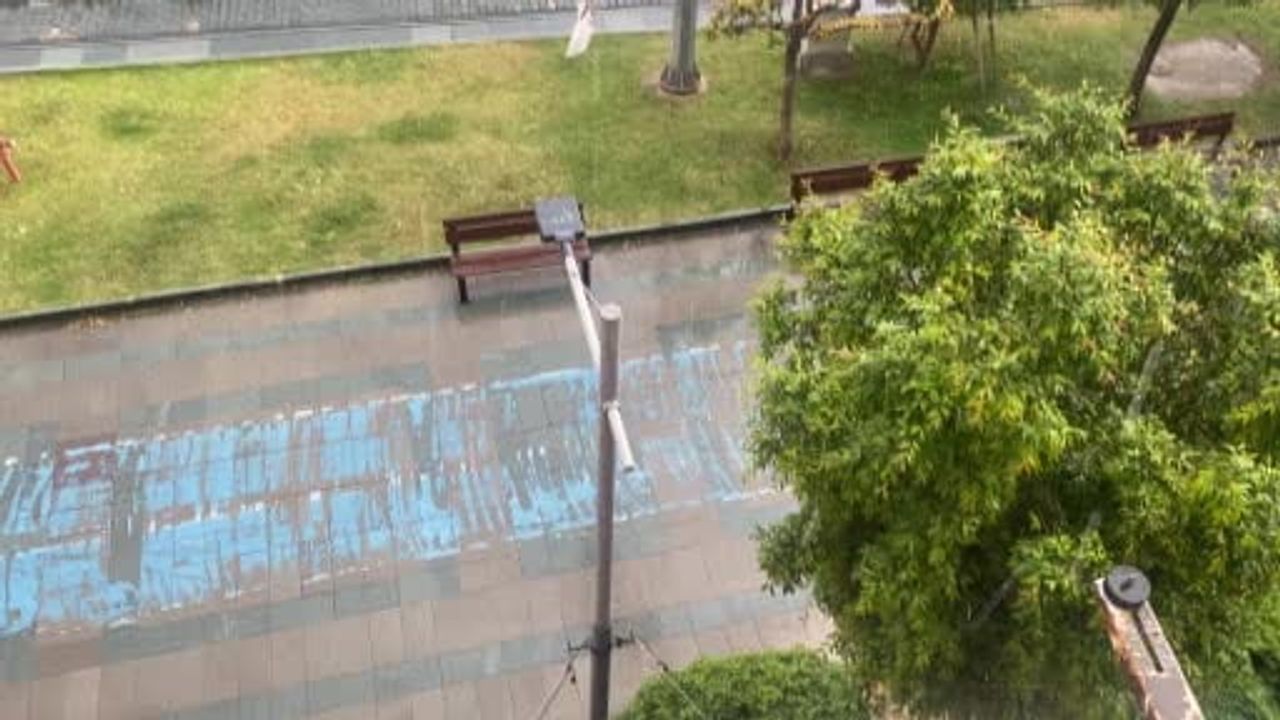 Antalya'da Mayıs'ta Öğle Saatlerinde Sağanak ve Dolu Sürprizi