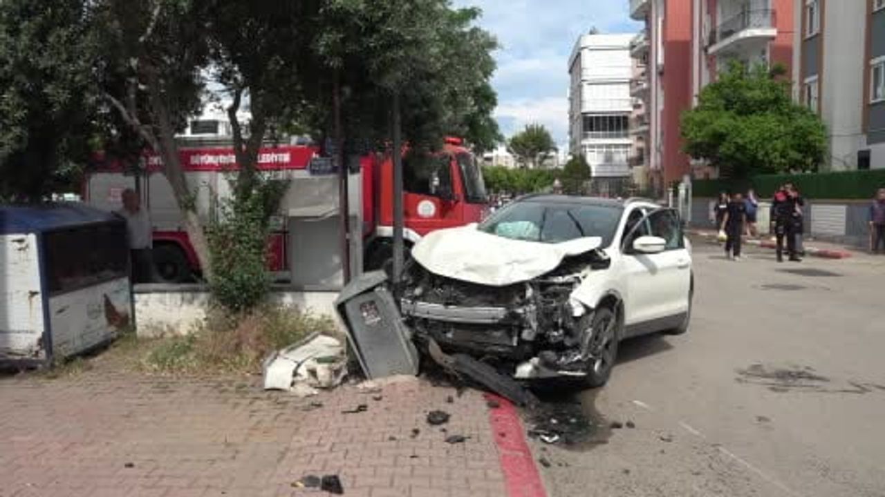 Antalya'da motorize Yunus timleri ile otomobil çarpıştı: 2 polis yaralandı