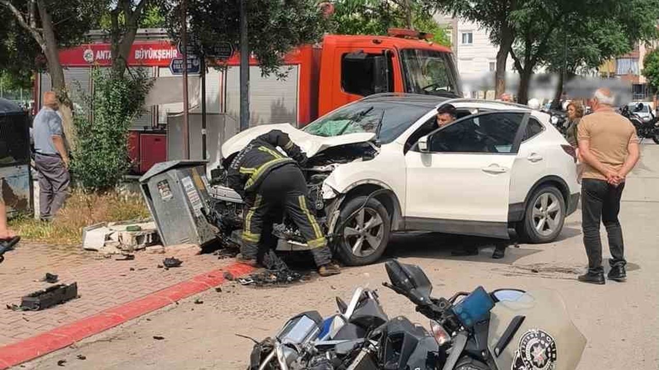 Antalya'da motosikletli polis timi ile otomobil çarpıştı: 2 polis yaralandı