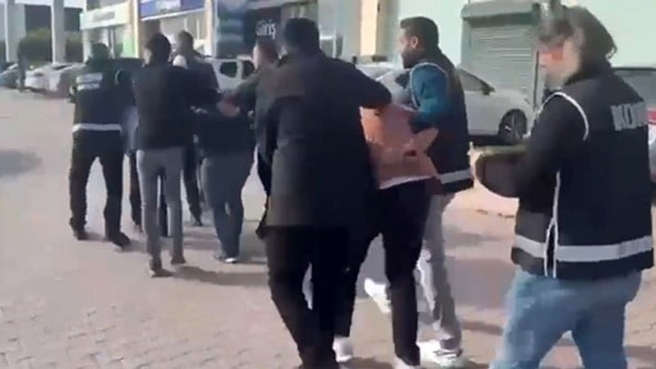 Antalya'da ruhsatsız işyerde 2 milyon TL ile suçüstü yakalanan şüphelilere ilişkin operasyon görüntüleri yayımlandı