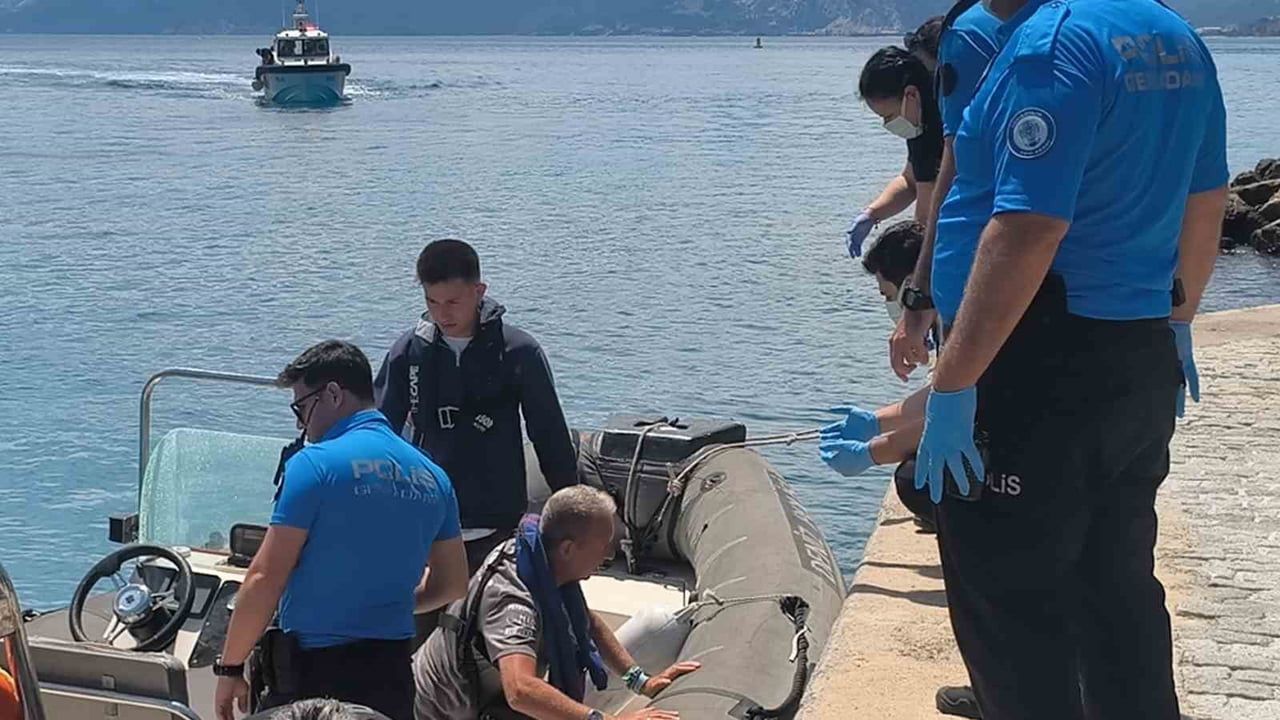 Antalya'da tur teknesinde rahatsızlanan turist deniz polisi tarafından Yat Limanı'na getirildi