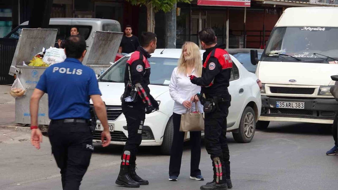 Antalya'da yolun karşısına geçmeye çalışan gence otomobil çarptı; anne sinir krizi geçirdi