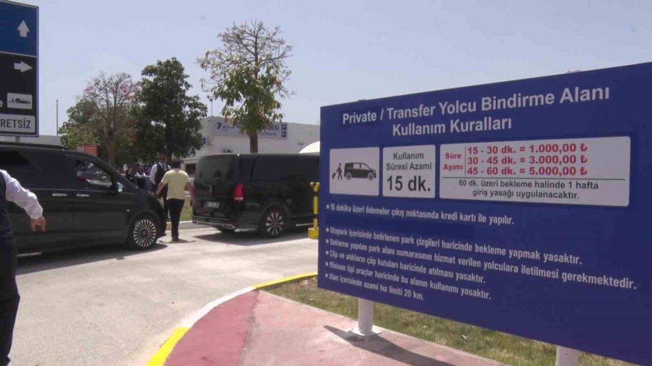 Antalya Havalimanı'nda VIP taşımacılar Terminal 2 düzenlemesini protesto etti