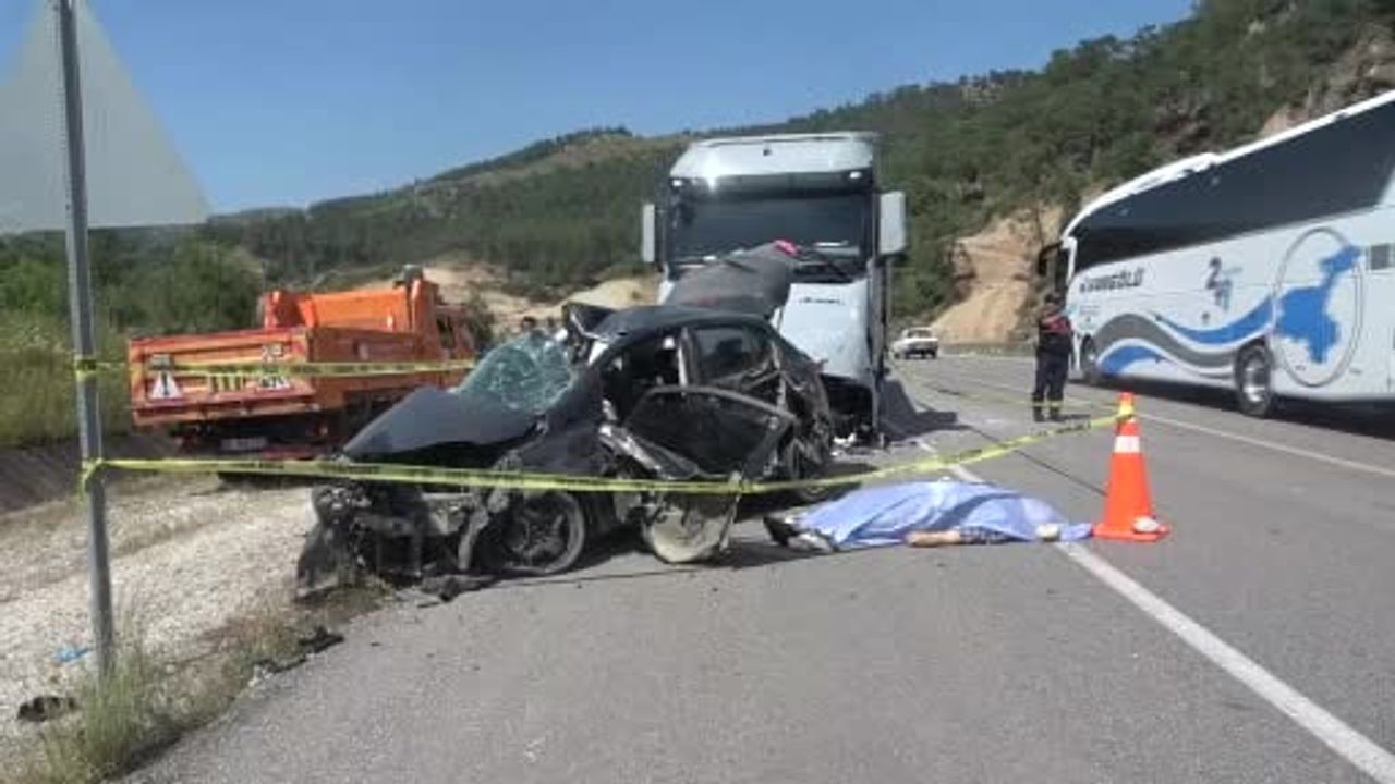 Antalya-Isparta yolunda başa baş çarpışma: Otomobildeki karı-koca hayatını kaybetti