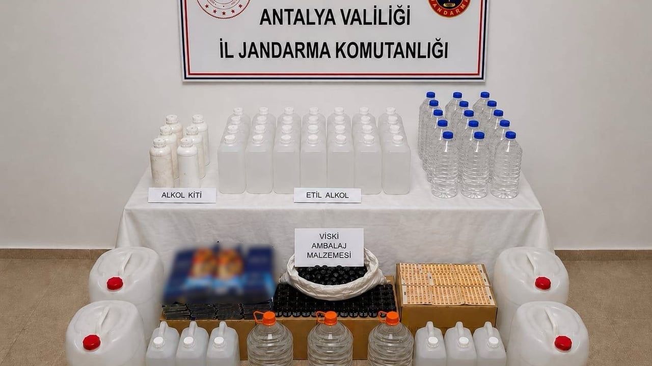 Antalya Konyaaltı'nda 160 litre etil alkol ve 10 litre viski kiti ele geçirildi