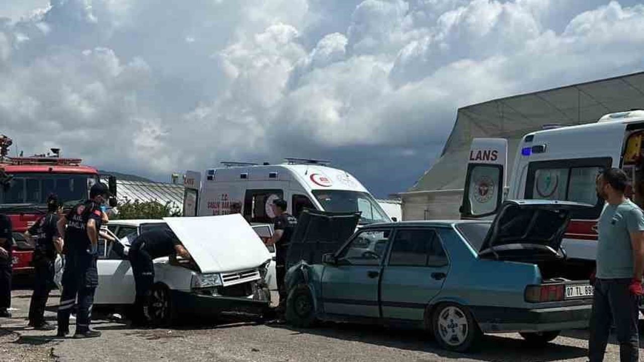 Antalya Kumluca'da iki Tofaş kafa kafaya çarpıştı: 4 kişi yaralandı