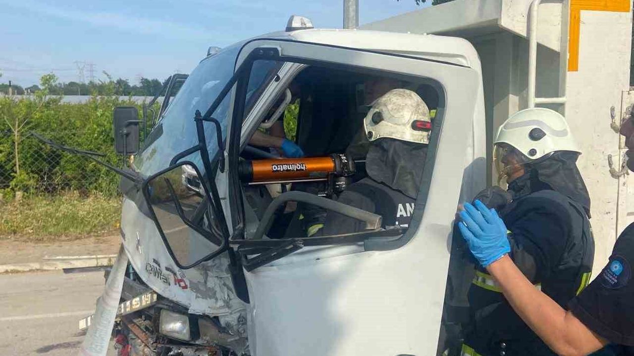 Antalya Serik'te iki kamyonetin çarpışması: 2 sürücü yaralandı