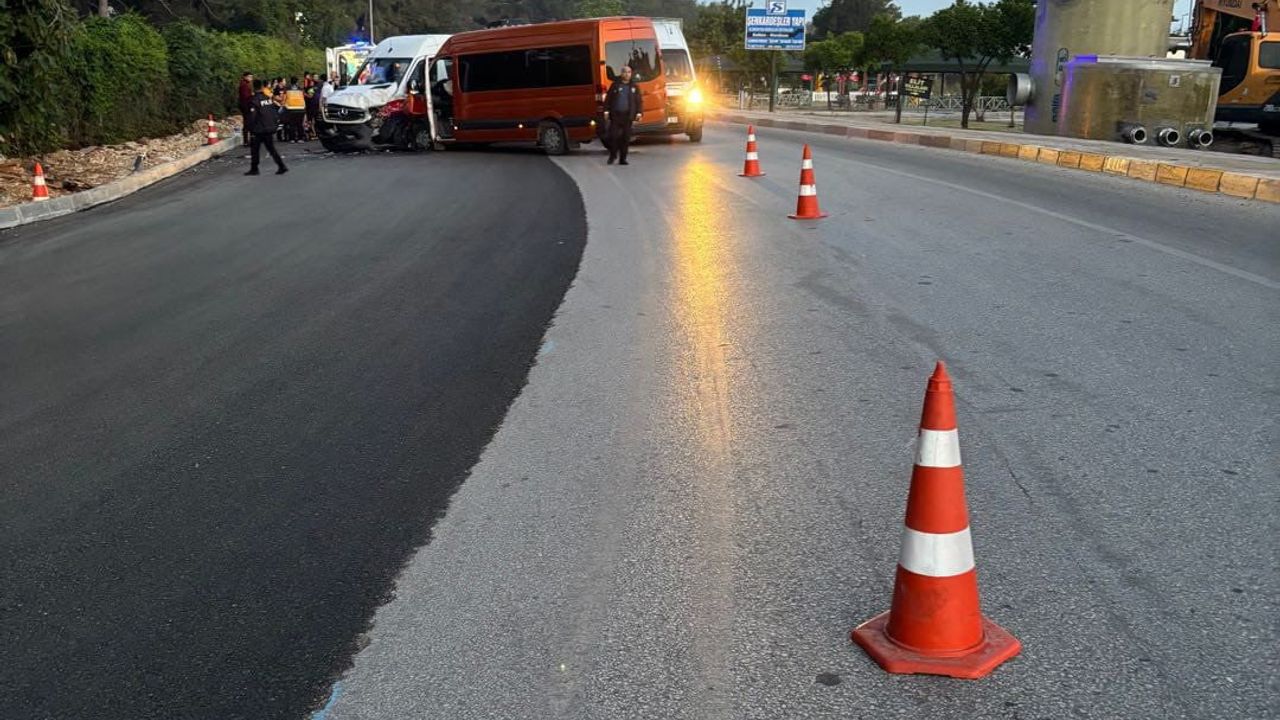 Antalya Serik'te tur minibüsleri çarpıştı: 13 turist yaralandı