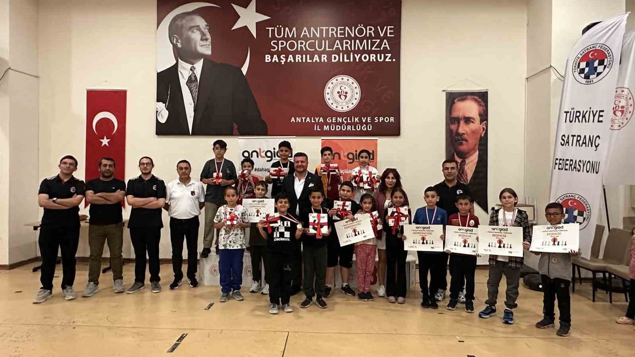 ANTGİAD 2. Ödüllü Satranç Turnuvası Antalya'da yoğun katılımla gerçekleştirildi