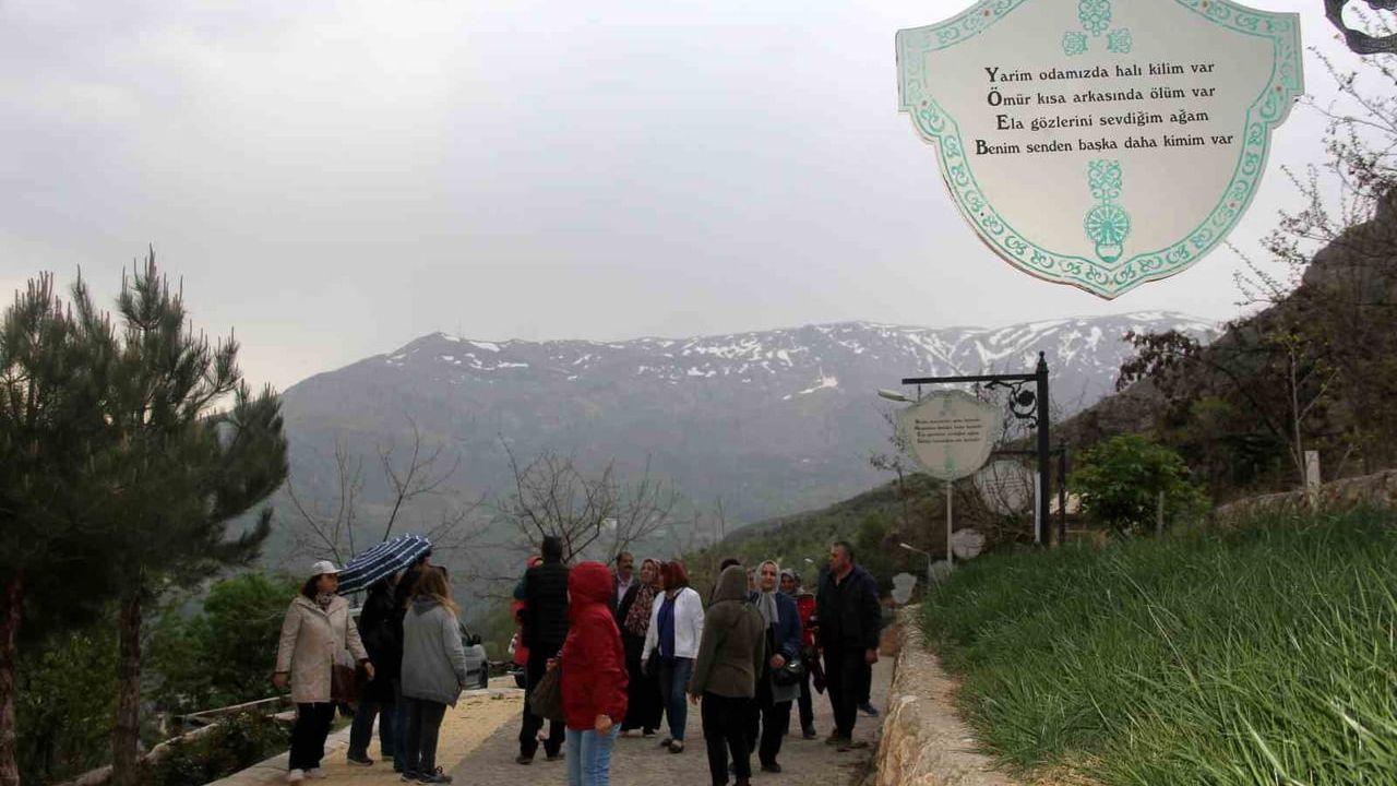 Apçağa Köyünde 'Mani Yolu' ile Kemaliye'nin Duygu Yüklü Manileri Yaşatılıyor