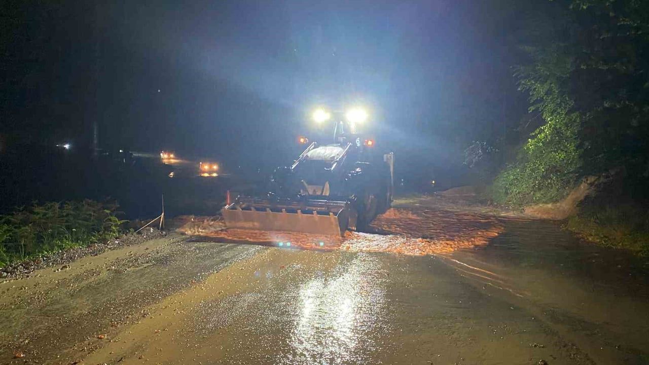 Araklı'da yoğun yağış: Kapanan yollar açılıyor, 2 vatandaş güvenli bölgeye ulaştırıldı