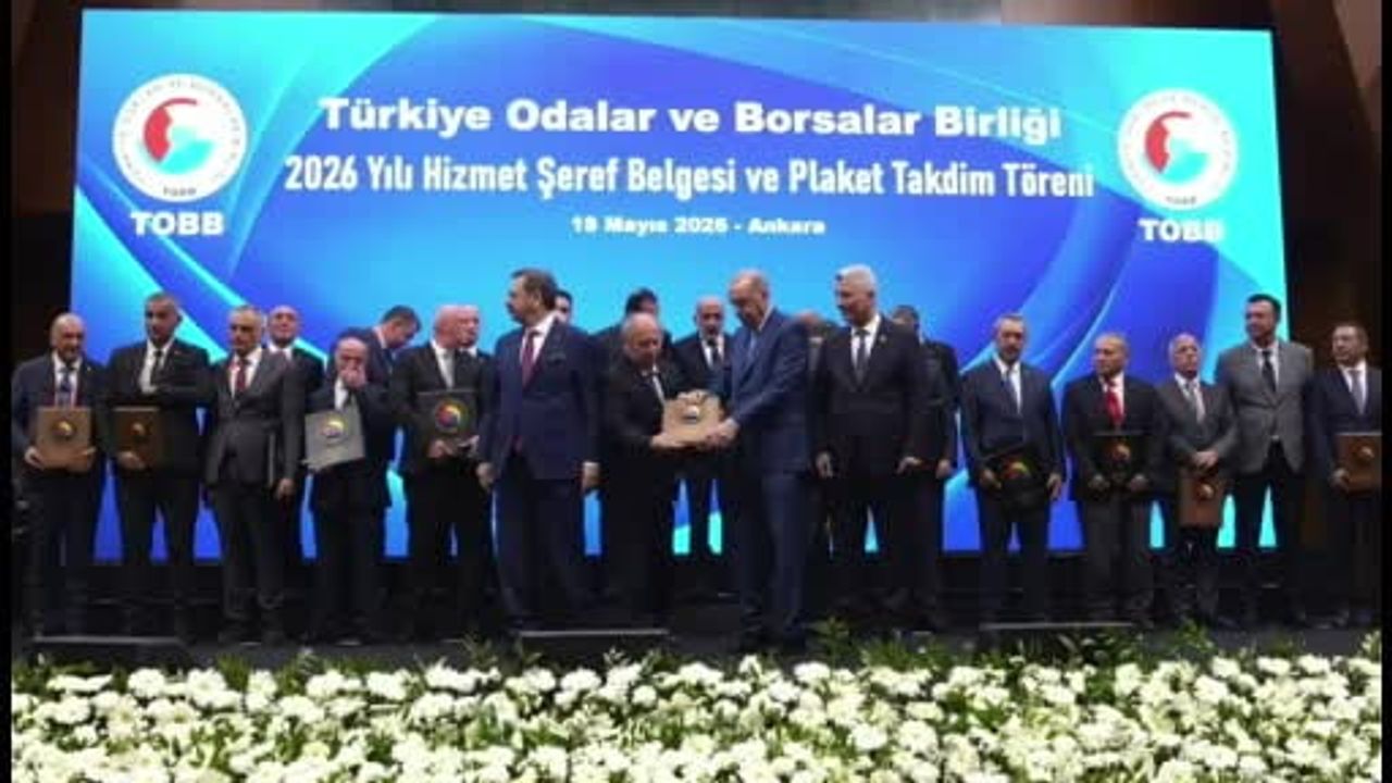Ardeşen TSO Genel Sekreteri Zeynep Dalbastı Ayata'ya 30 yıllık hizmet plaketi Cumhurbaşkanı Erdoğan'dan