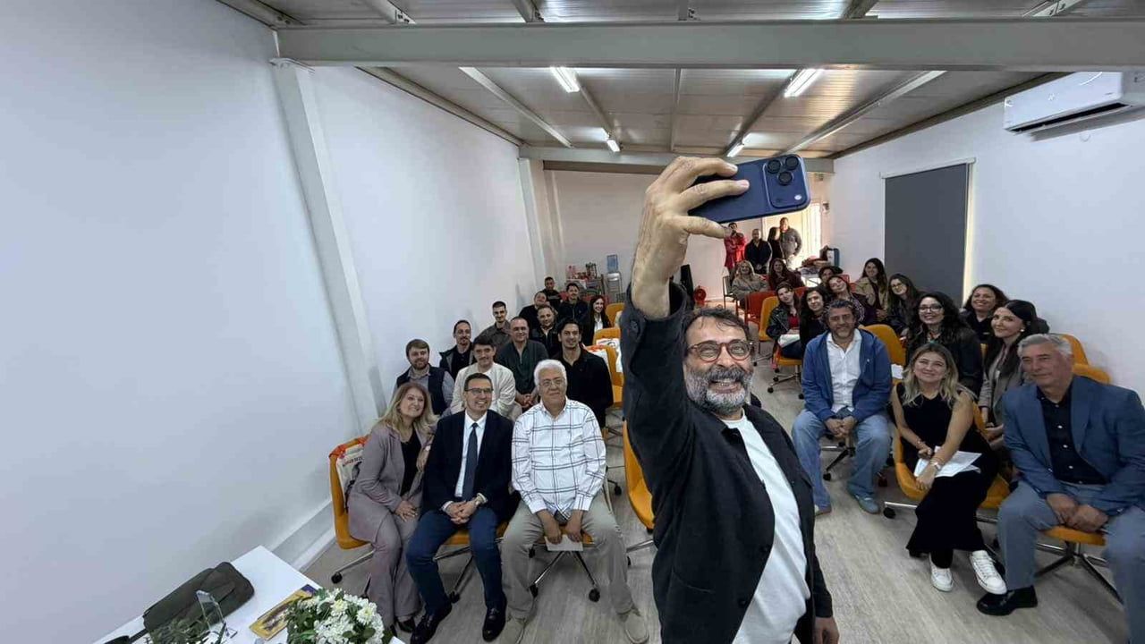 Arif Pişkin, Nilüfer'de "Sanatçılar Sennur Sezer Okuyor" etkinliğinde şiirlerini seslendirdi