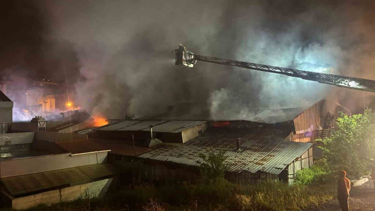 Arnavutköy'de ahşap kalıp üretim tesisinde gece yangını: can kaybı yok