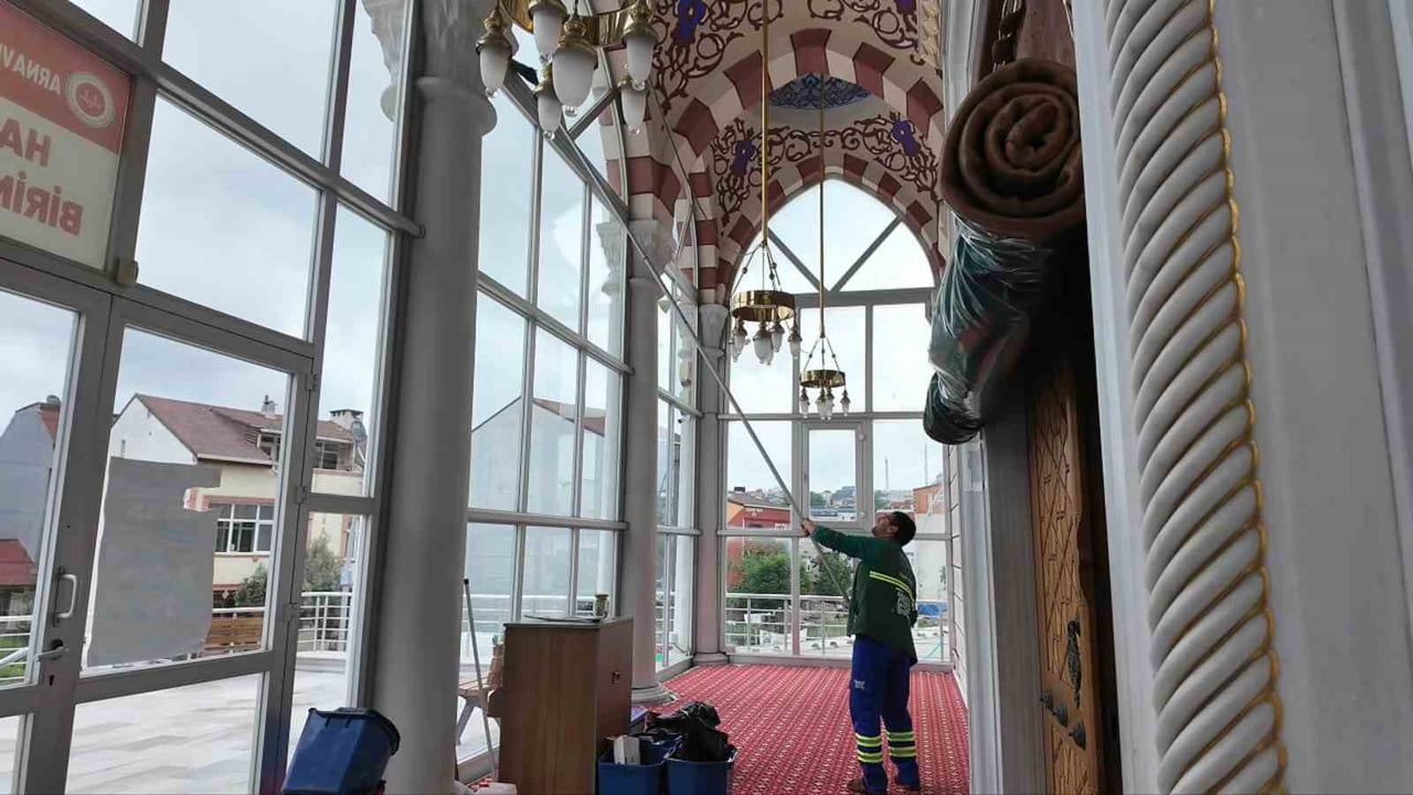Arnavutköy'de camiler Kurban Bayramı için hijyen ve manevi hazırlıklarla hazır