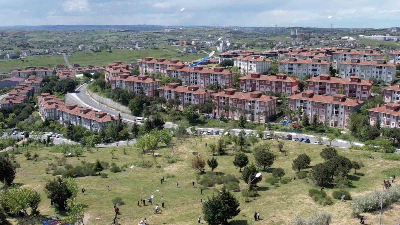 Arnavutköy'de geleneksel uçurtma şenliği gökyüzünü renklendirdi