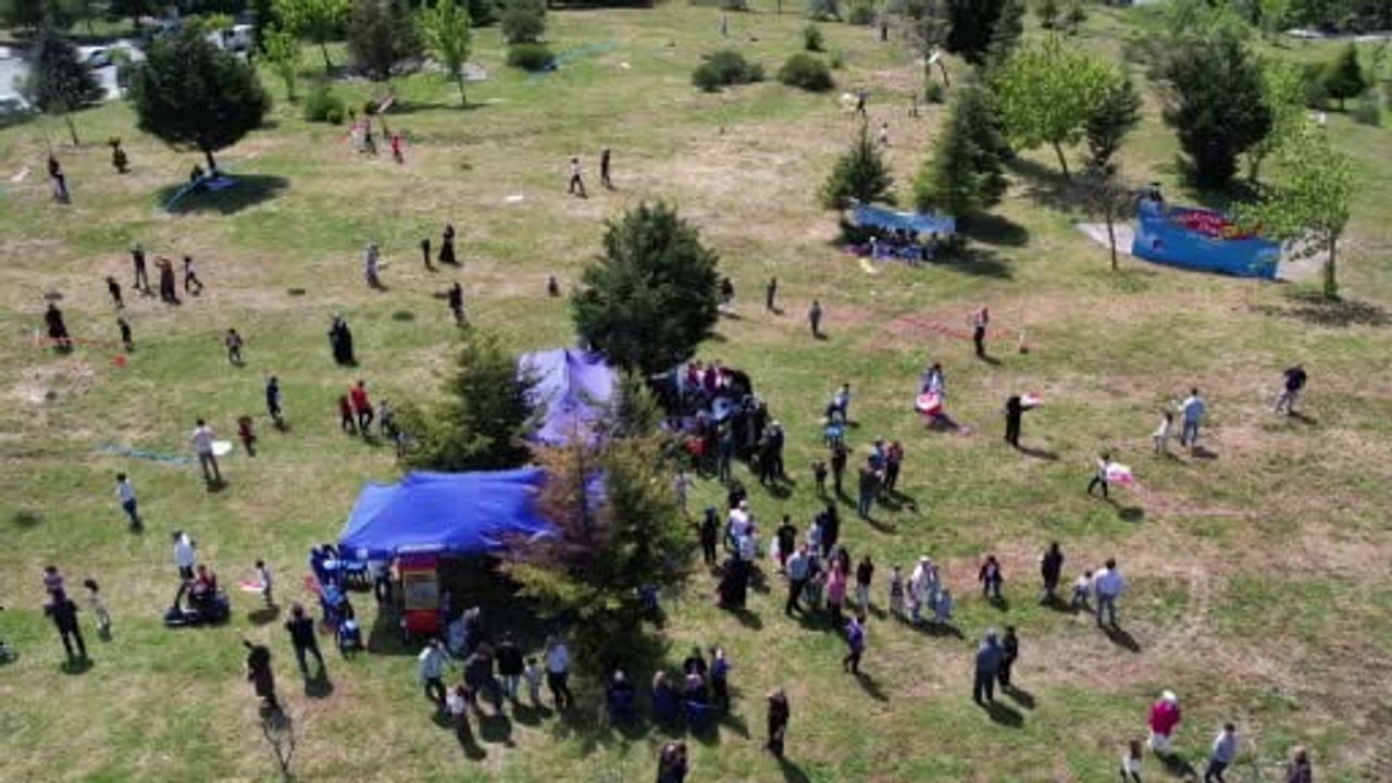 Arnavutköy'de Geleneksel Uçurtma Şenliği: Taşoluk TOKİ'de Yüzlerce Çocuk Gökyüzünü Renklendirdi