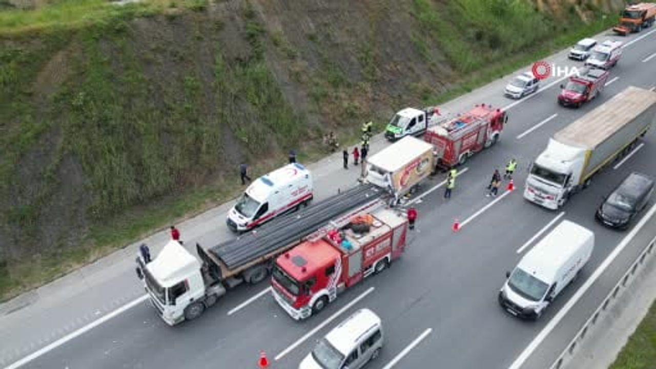 Arnavutköy'de kamyonet inşaat demiri yüklü tıra arkadan çarptı: 1 ölü