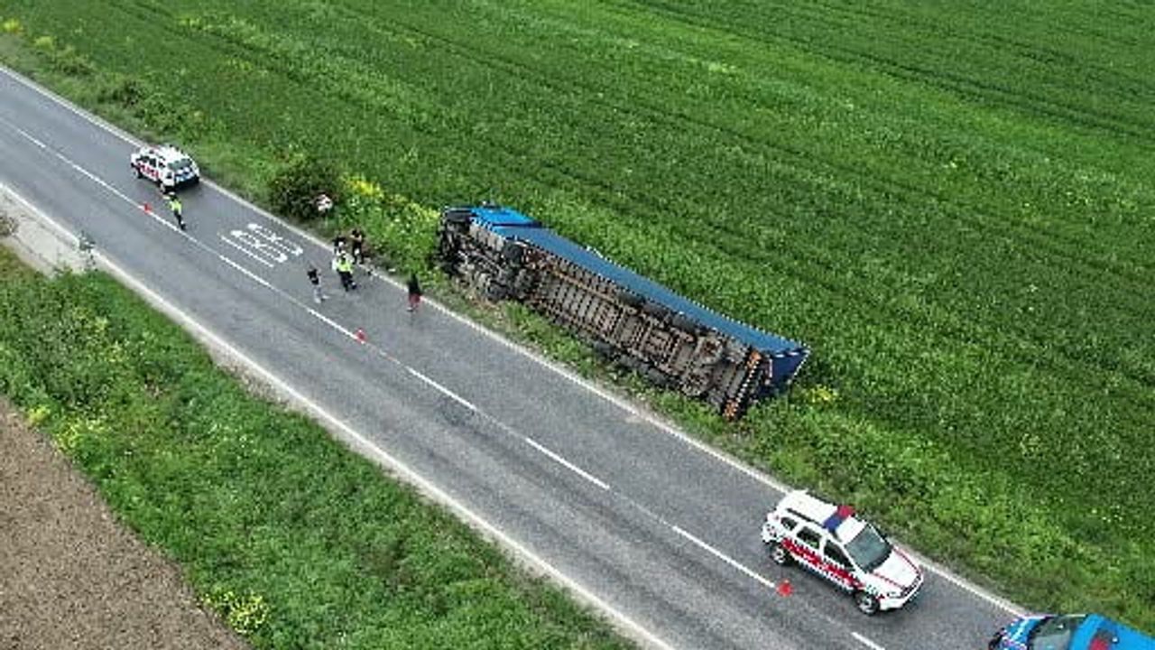 Arnavutköy'de Ukrayna'ya Giden Islak Mendil Yüklü Tır Tarlaya Devrildi: Sürücü Hafif Yaralandı