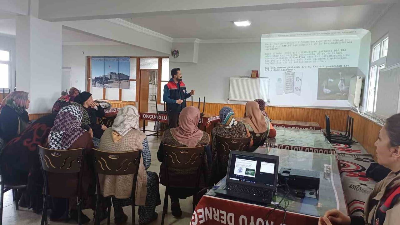 Arpaçay’da kadın üreticilere kaz yetiştiriciliği ve biyogüvenlik eğitimi