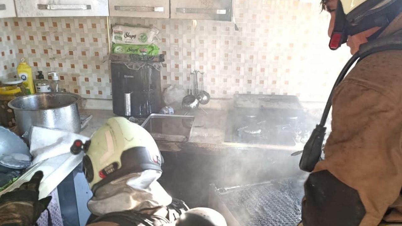 Arsuz’da Karaağaç Mahallesi'ndeki 3. kattaki dairede çıkan yangın kontrol altına alındı