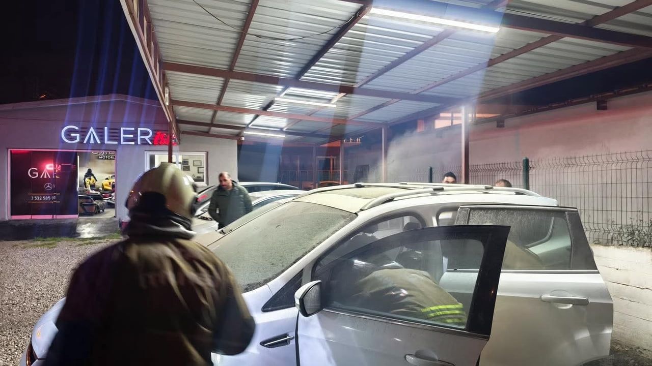 Arsuz'da park halindeki otomobilin motor kısmında yangın: İtfaiye hızlı müdahale etti