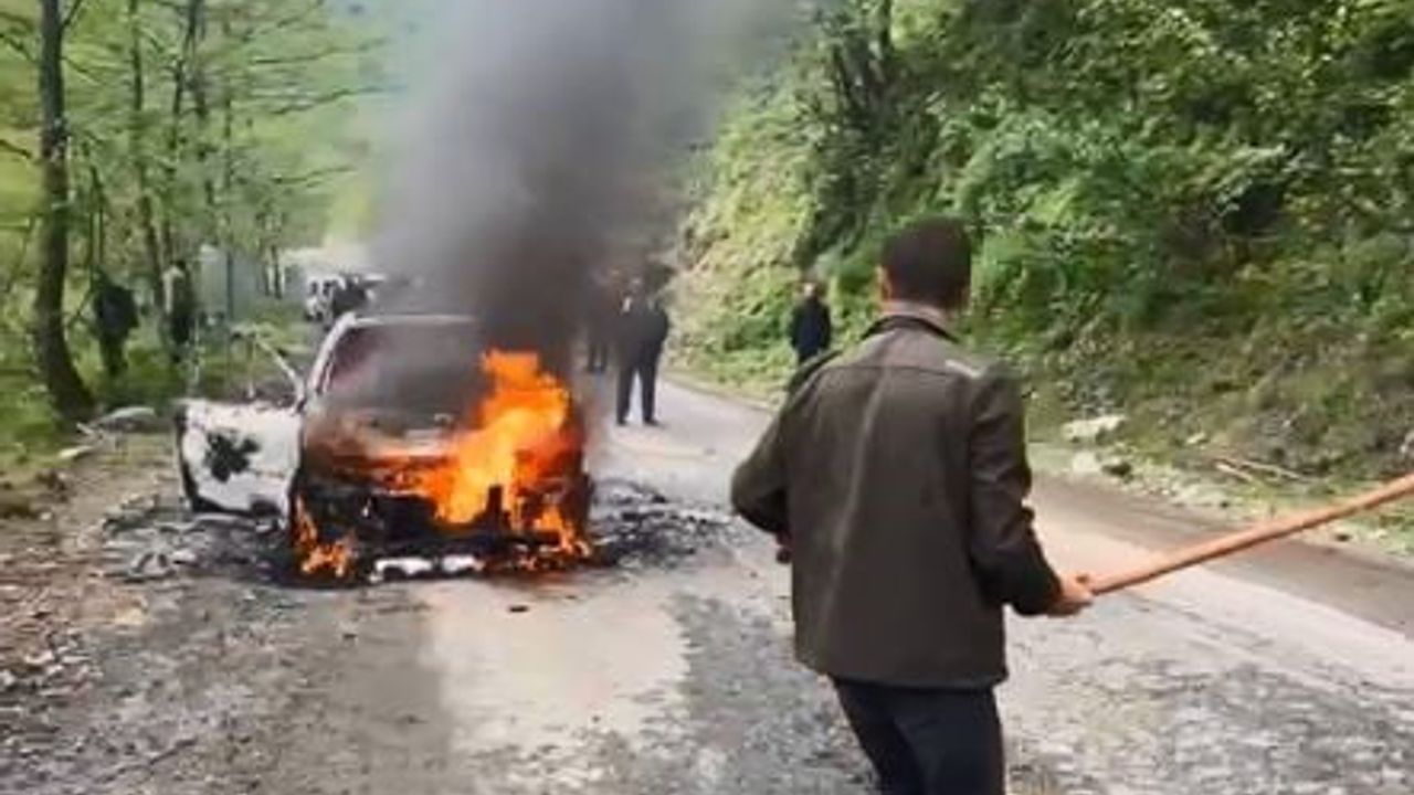 Artvin Borçka'da seyir halindeki otomobil motor alev aldı; 3 kişi kurtuldu
