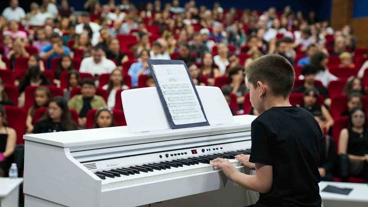 ASEV yıl sonu dinletilerinde 242 öğrenci performans sergiledi; Yarış-ma Doğaçla beğeni topladı