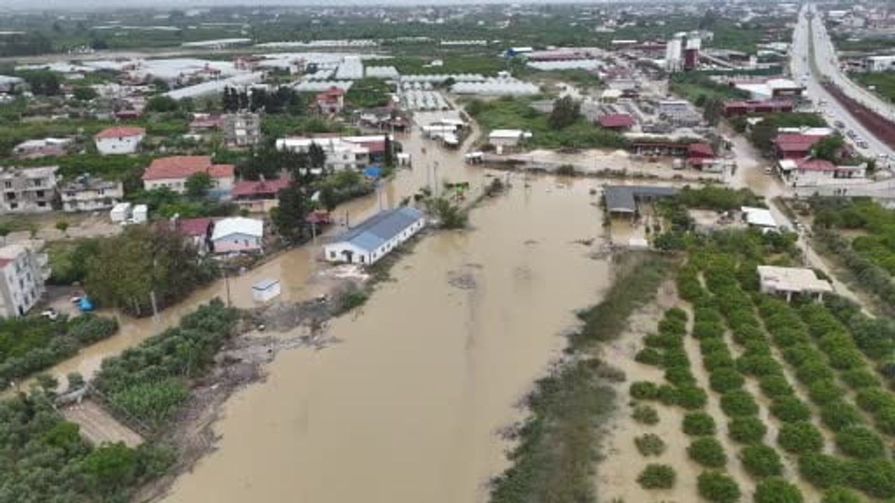 Asi Nehri'nin taşmasıyla Samandağ'da üç mahalle sular altında kaldı