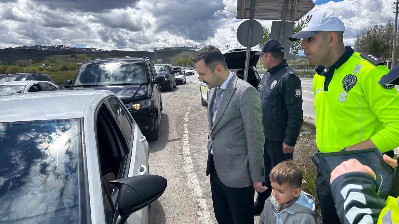 Aşkale Kaymakamı Emre Oğuztürk, Kurban Bayramı Öncesi Trafik Denetimlerine Katıldı