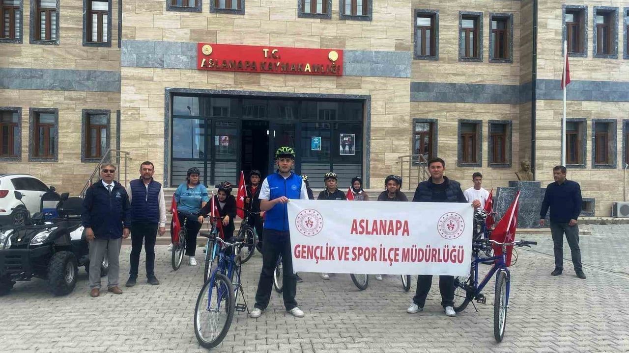 Aslanapa’da Gençlik Haftası Bisiklet Turu: Öğrenciler Sağlıklı Yaşam ve Çevre Bilincini Vurguladı
