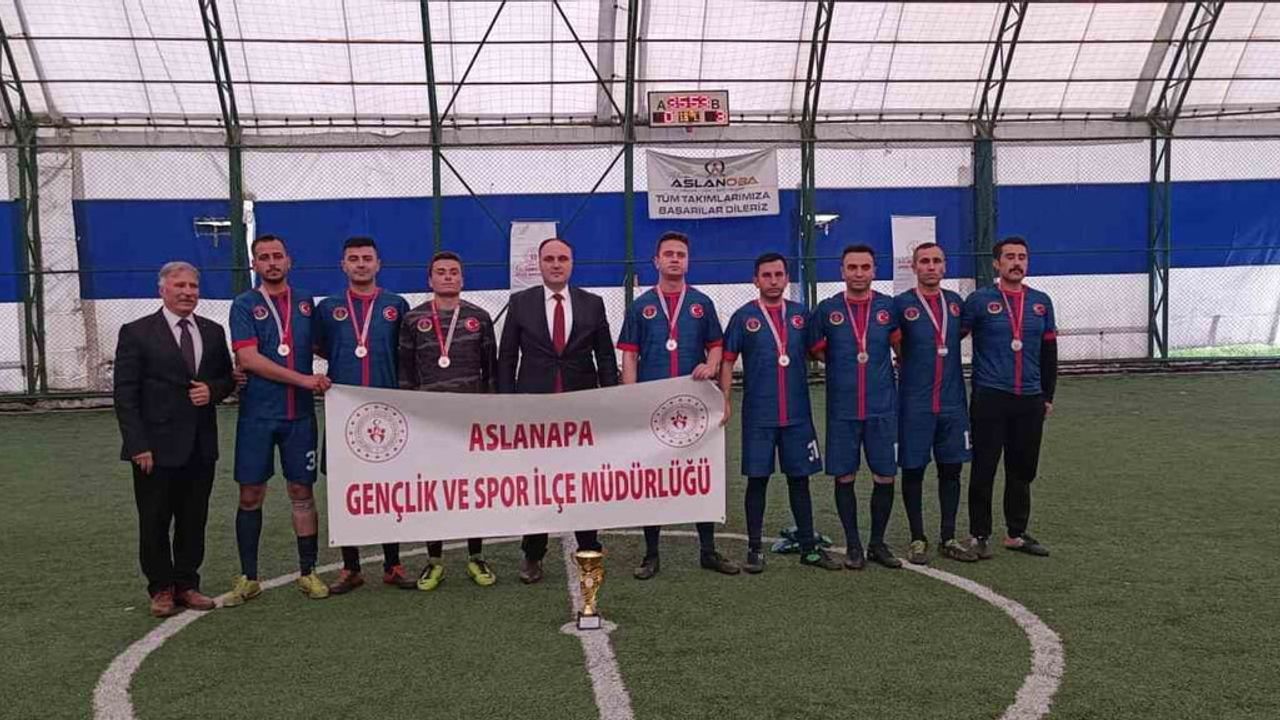 Aslanapa'da Gençlik Haftası kurumlar arası futbol turnuvası sona erdi — İlçe Milli Eğitim şampiyon
