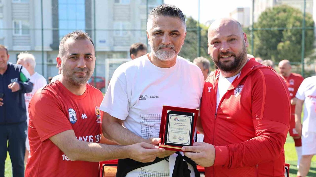 Atakum'da 19 Mayıs'ta Şöhretler Karması Futbol Şöleni: 6-6 Berabere