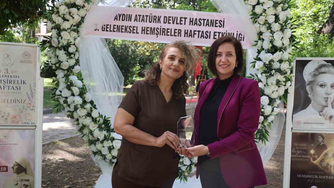 Atatürk Devlet Hastanesi'nde meslekte 36. yılını tamamlayan hemşirelere plaket takdimi