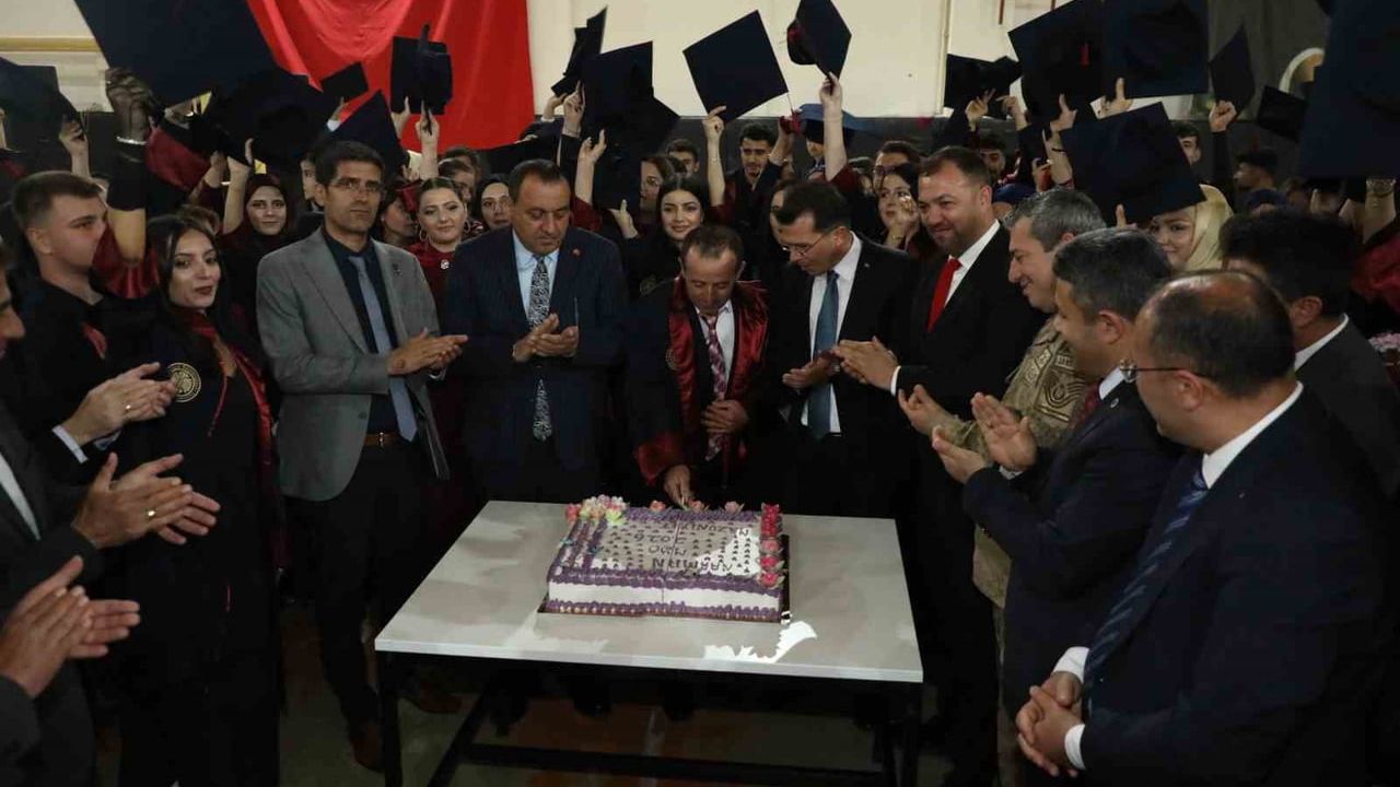 Atatürk Üniversitesi Narman Meslek Yüksekokulu’nda mezuniyet töreni: Yaklaşık 200 öğrenci diploma aldı