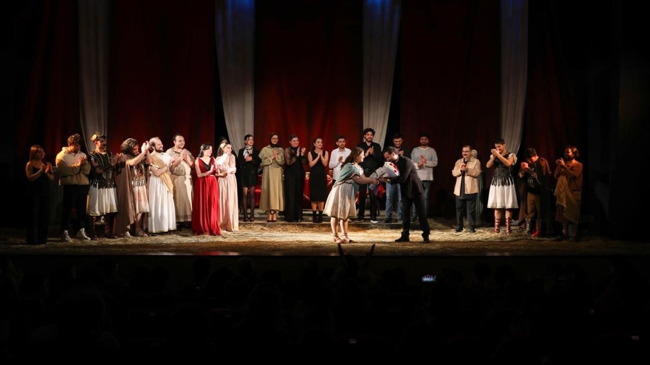 Atatürk Üniversitesi'nde 'Büyük Romulus' sezon finaliyle alkışlarla veda etti