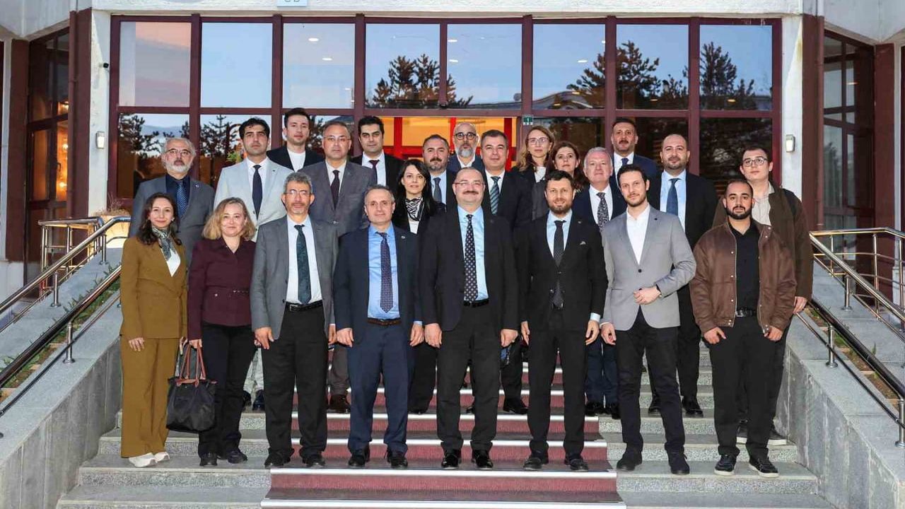 Atatürk Üniversitesi'nde 'İlaçta Vizyon' Zirvesi: Ar-Ge ve Yerli Üretimle Sağlıkta Bağımsızlık Hedefi