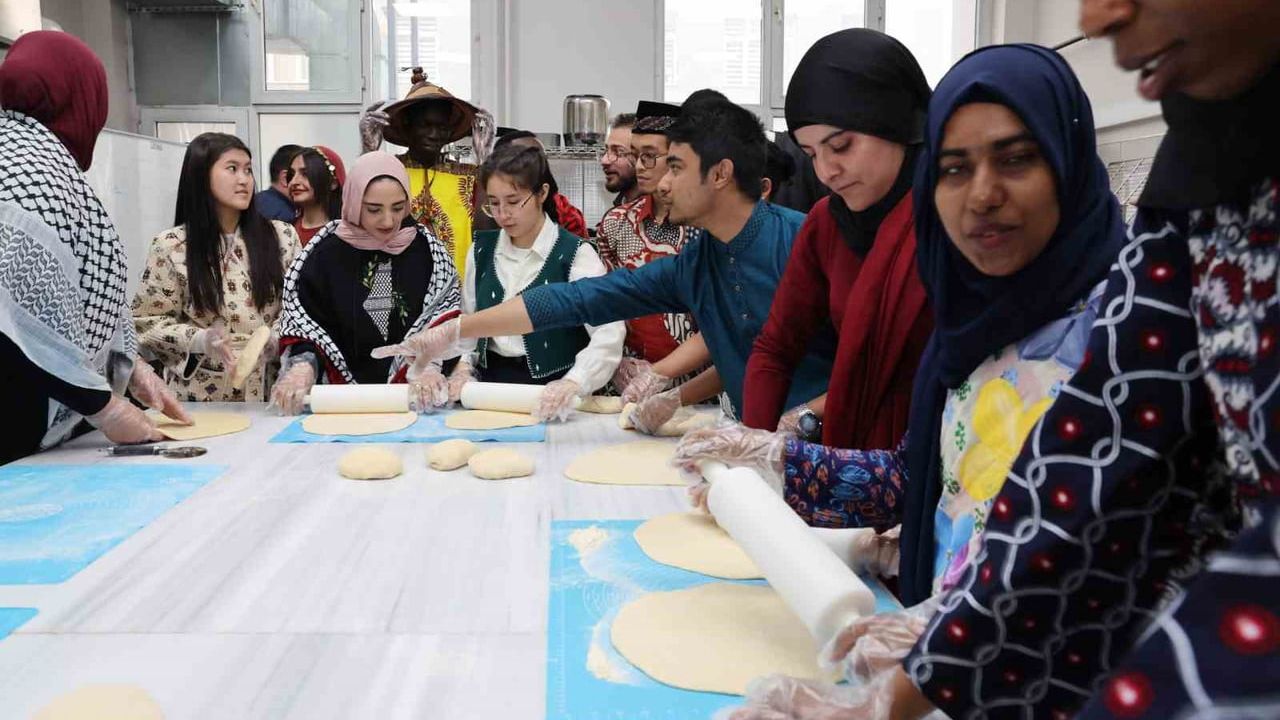 Atatürk Üniversitesi'nde 'Türk Mutfağı Haftası' şenlikleri: 'Bir Sofrada Miras' temasıyla lezzet ve kültür buluştu