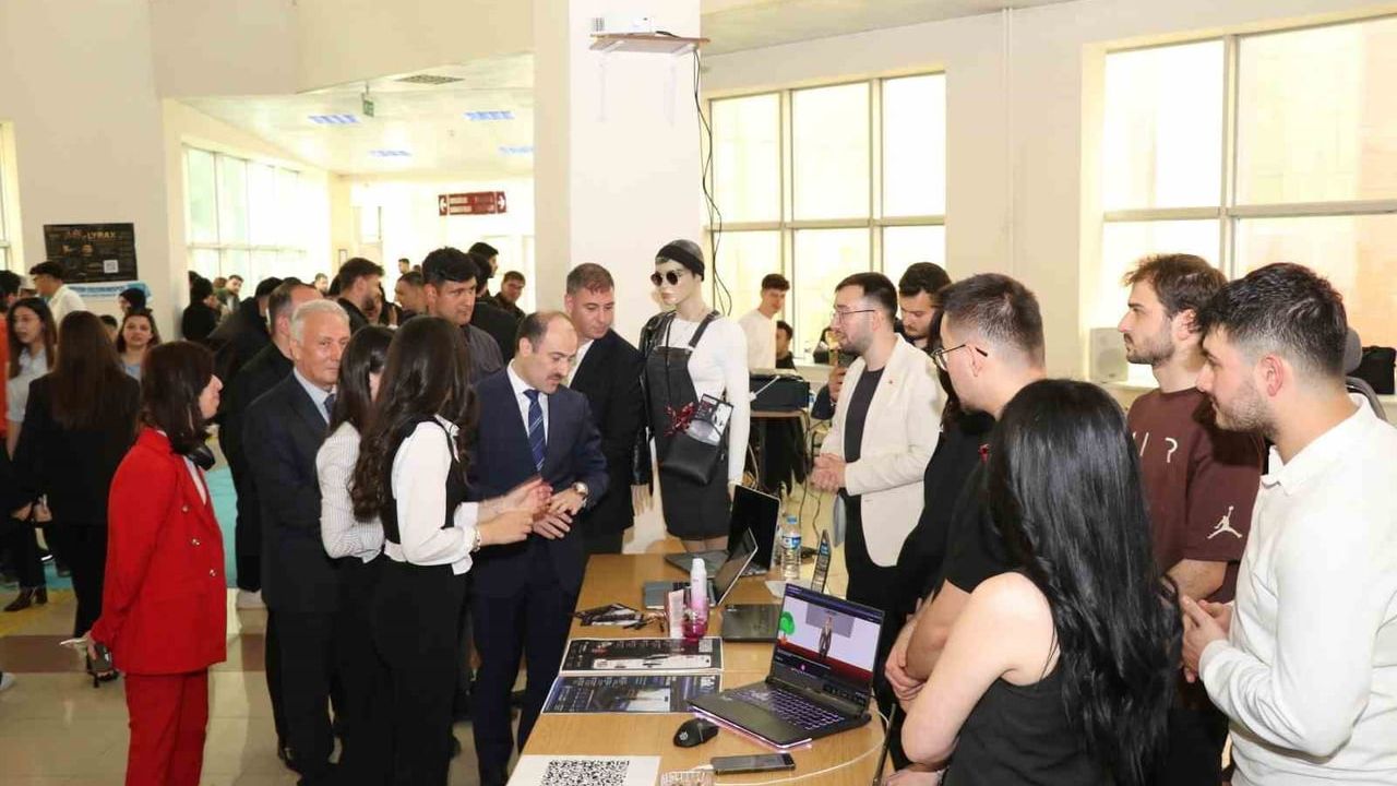 Atatürk Üniversitesi Oltu Uygulamalı Bilimler Fakültesi'nde Geleneksel Proje Zirvesi yoğun ilgiyle açıldı