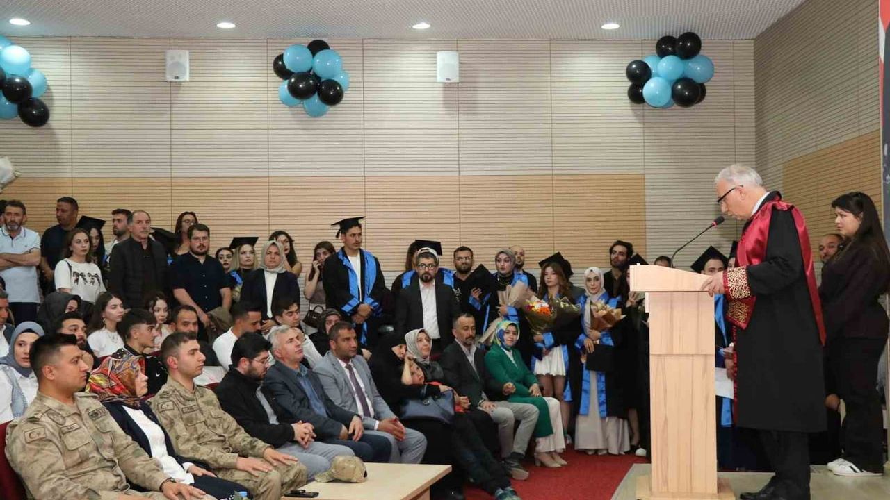 Atatürk Üniversitesi Oltu Yerleşkesi’nde Uygulamalı Bilimler Fakültesi 2025-2026 Mezuniyet Töreni
