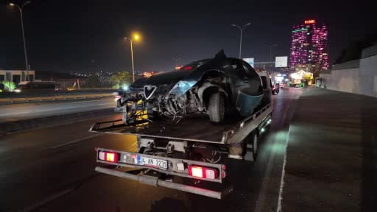 Avcılar'da E-5 kara yolunda alkollü sürücü yan yola uçtu; yaralanma yok