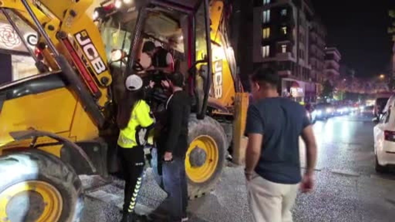 Avcılar'da İnşaat Kepçesine Çıkarak Kutlama Yapan Taraftarlara İşlem Yapıldı