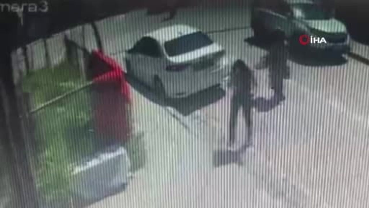 Avcılar’da kontrolden çıkan otomobil seyyar satıcıya çarpıp inşaat boşluğuna düştü: 2 yaralı