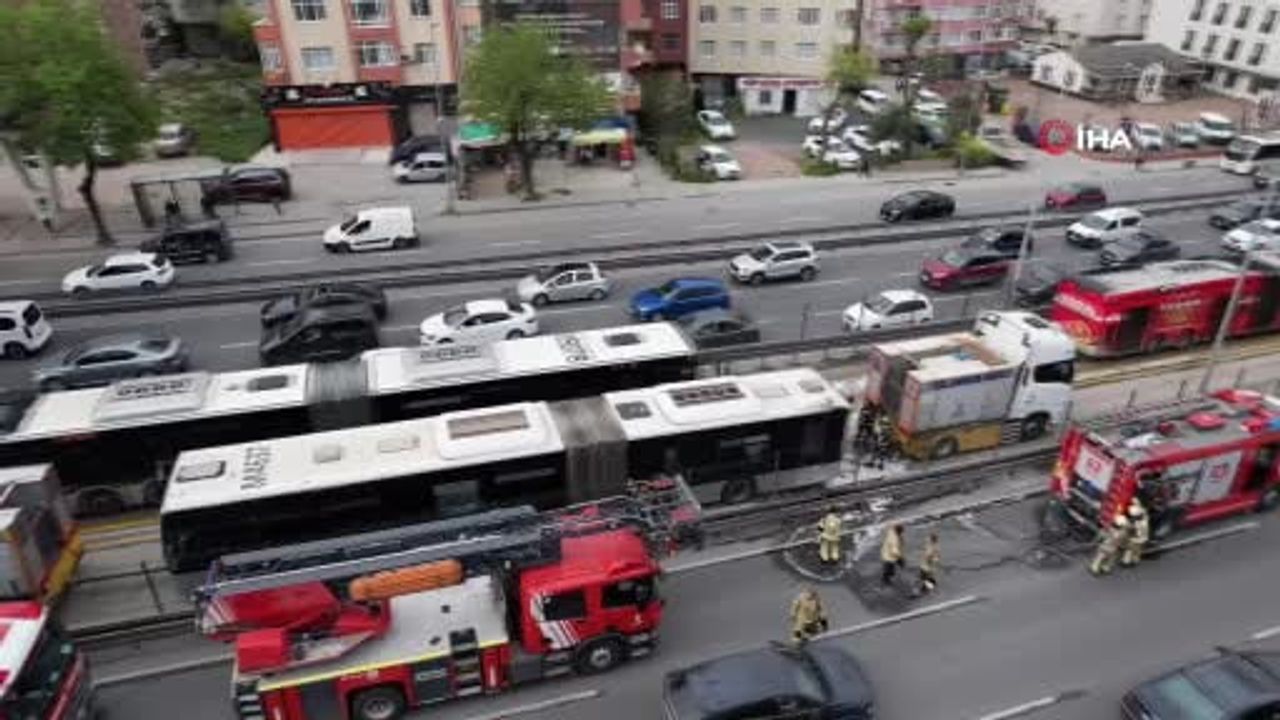 Avcılar'da metrobüste motor kısmında yangın: Yolcular tahliye edildi, seferler kısa süreli aksadı