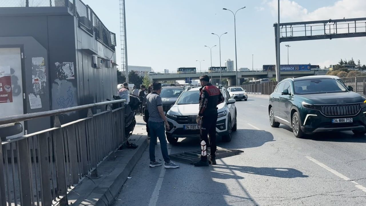 Avcılar'da otomobilin çarptığı motosiklet bariyerlere sıkıştı