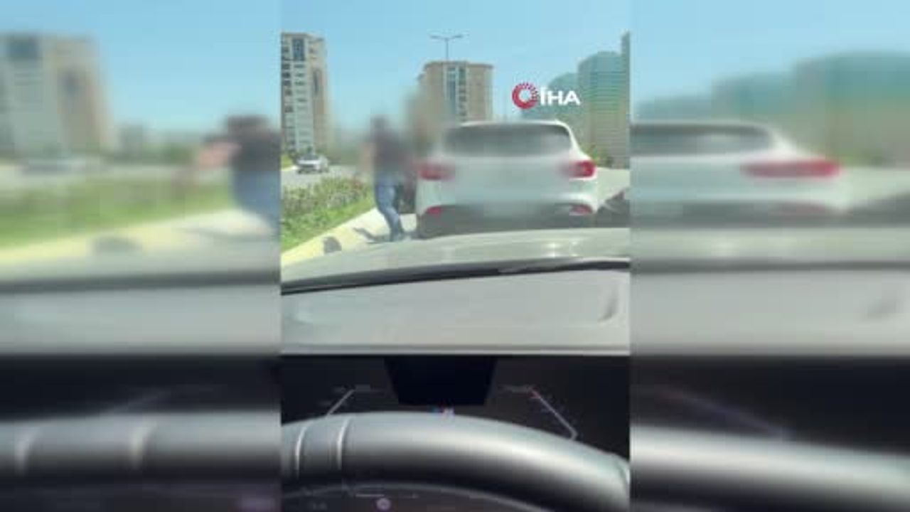 Avcılar'da 'yol verme' tartışması: Sürücü F.D.'nin önünü kesip otomobili yumrukladı