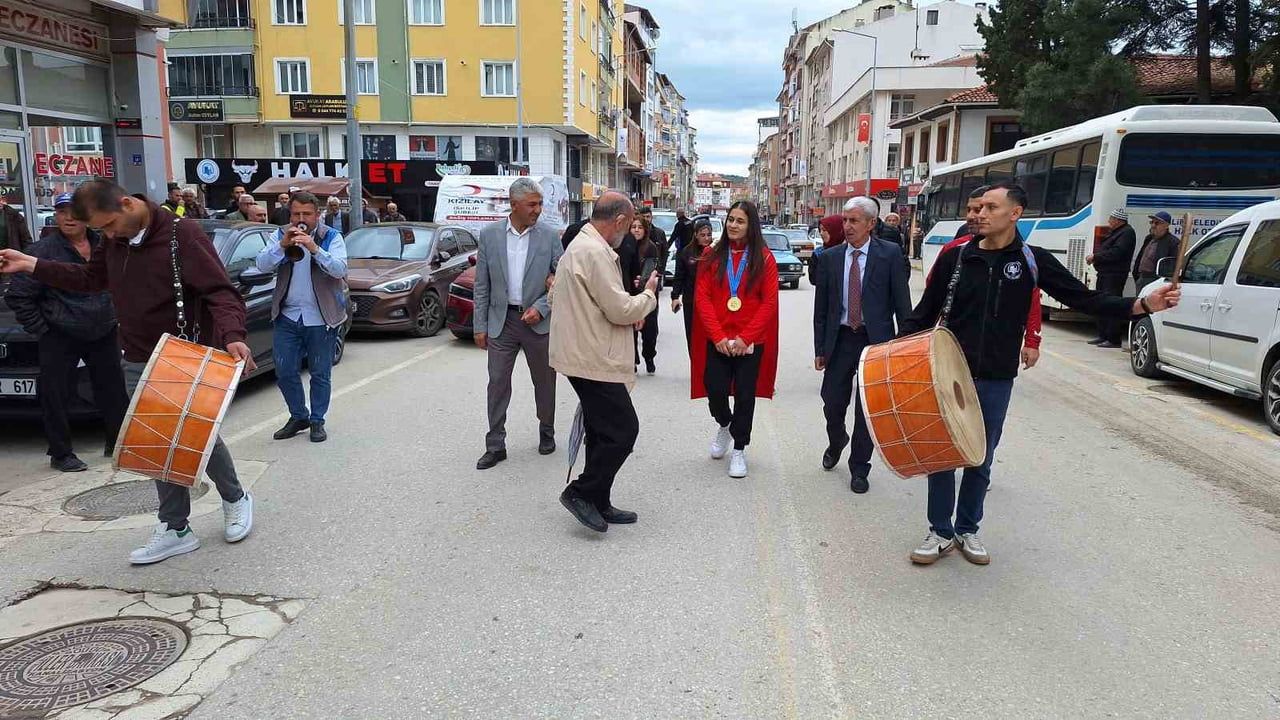Avrupa Şampiyonu Özdenur Özmez, İskilip'te davul zurnayla karşılandı